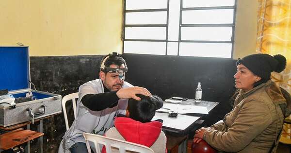 La Nación / “Retribuyendo al pueblo”: Latorre participa como médico en atención gratuita en Yegros