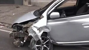 Automóvil choca contra un árbol y su conductor huye en avenida Eusebio Ayala