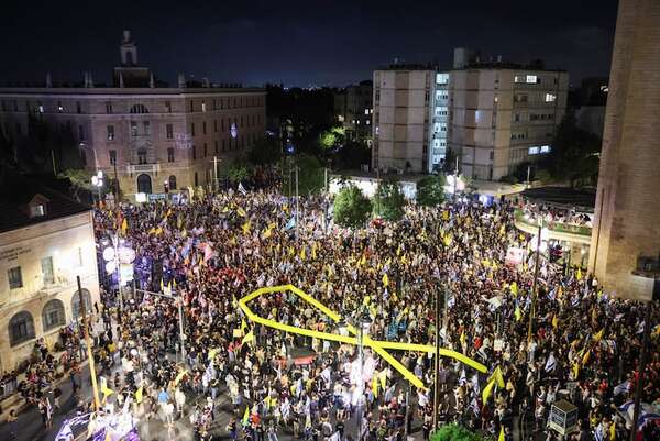 Protesta multitudinaria cerca de la residencia de Netanyahu pide liberación de los rehenes - Mundo - ABC Color