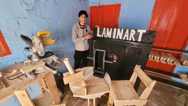 Entre barniz y valentía, un joven convierte los pallets en esperanza