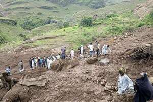 Vecinos de aldea de Sudán arrasada por deslizamiento recuperan 375 cadáveres bajo el barro - Mundo - ABC Color