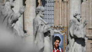 Miles de fieles celebran en el Vaticano la canonización del primer santo milenial