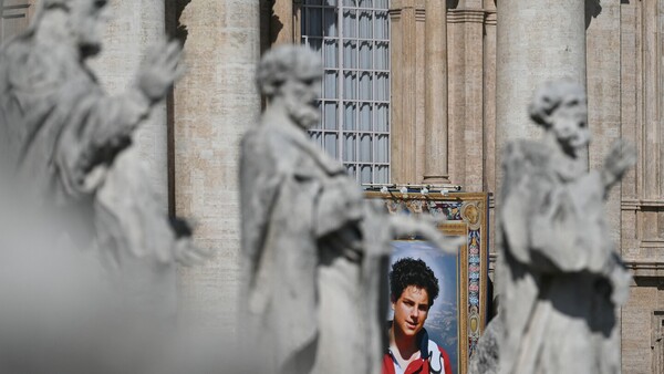 Miles de fieles celebran en el Vaticano la canonización del primer santo milenial