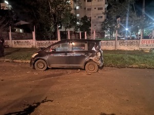 Conductor huyó tras embestir a vehículo estacionado frente a un cine en Encarnación