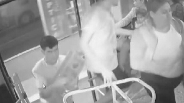 Viajar en micro duele: robaron el celu a dos pasajeros y otra cayó al bajarse