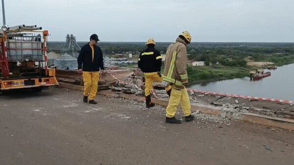 Camión de gran porte habría caído desde el puente Nanawa al río Paraguay en Concepción