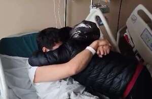 Video: el emotivo abrazo del único sobreviviente del naufragio en Chile con su madre - Nacionales - ABC Color