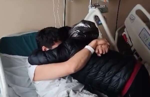 Video: el emotivo abrazo del único sobreviviente del naufragio en Chile con su madre - Nacionales - ABC Color