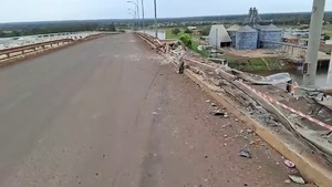 Camión de gran porte cayó de puente Nanawa