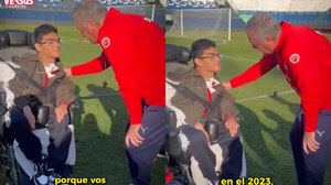 Versus / Las emotivas palabras de Alfaro a Tiago, el hincha más fiel de la Albirroja