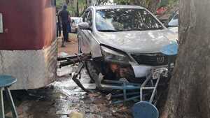 Choca un tráiler, atropella a una señora y termina por un árbol, tras violar su arresto domiciliario