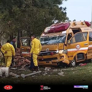 AMBULANCIA DE BOMBEROS DE SAN COSME SUFRE ACCIDENTE TRAS EXPLOSIÓN DE NEUMÁTICO - «TVS DIGITAL»