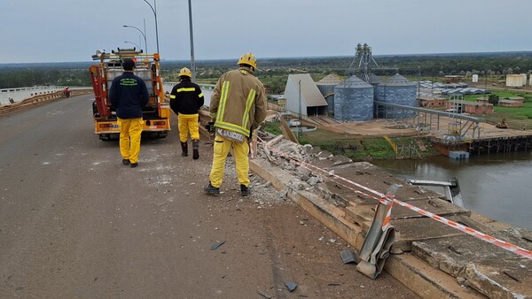Popular / Confirman caída de camión de un puente en Concepción