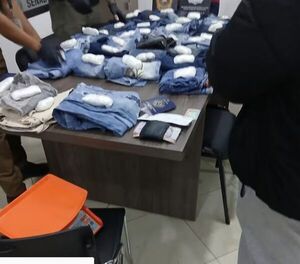 Popular / Hallaron el "purete" oculto en vaqueros a punto de embarcar en el Aeropuerto Silvio Pettirossi