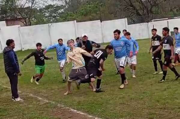 Video: violenta batalla campal en torneo de barrio en Ñemby - Policiales - ABC Color