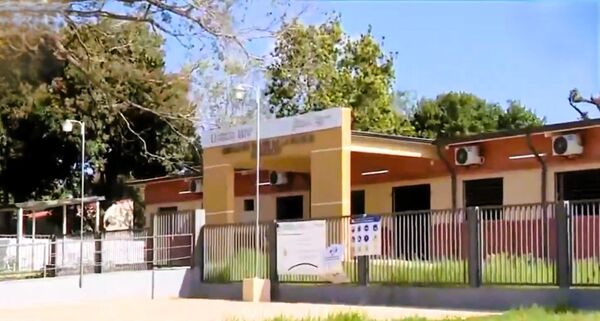 Denuncian que nueva Unidad de Salud Familiar permanece cerrada y rodeada de basura
