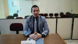 Video: Fiscal que liberó a feminicida canta la polca colorada en una fiesta y causa indignación