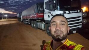Cuerpo de camionero que cayó del puente continúa atrapado