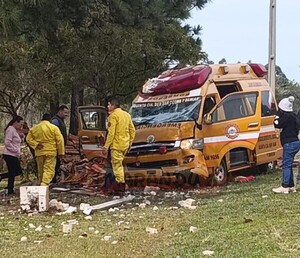 AMBULANCIA DE BOMBEROS CON CUANTIOSOS DAÑOS TRAS SINIESTRO VIAL 