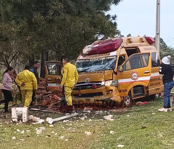 AMBULANCIA DE BOMBEROS CON CUANTIOSOS DAÑOS TRAS SINIESTRO VIAL