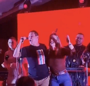Fiscal y jefa comunal fueron grabados bailando y cantando la polca colorada
