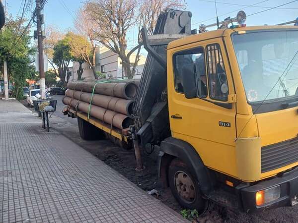Funcionarios de la Essap fueron detenidos por transportar tubos metálicos sin autorización - Policiales - ABC Color