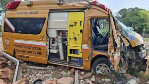 Bomberos de San Cosme y Damián sufren accidente en pleno servicio
