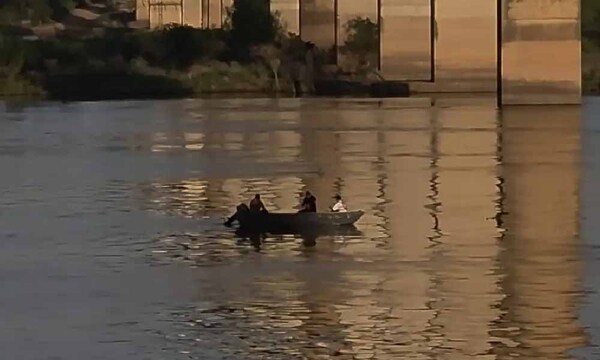 Camión que cayó al río Paraguay está 12 metros bajo agua y no pueden sacar al conductor – Prensa 5