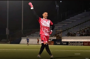 Popular / (VIDEO) Arquero convierte la cancha en pasarela: "El deporte no tiene genero"