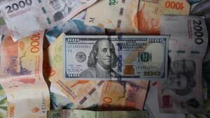 El dólar se dispara en Argentina y alcanza nuevo récord tras revés electoral de Milei