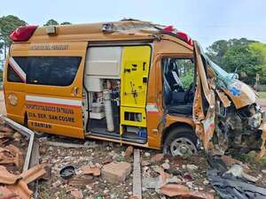 Ambulancia de Bomberos chocó cuando iba a asistir a un accidente de tránsito - Policiales - ABC Color