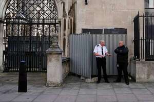 Banksy vuelve a Londres con una pintura ante el edificio del Tribunal de Justicia - Artes Plásticas - ABC Color