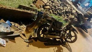 Iba en contramano sobre moto, chocó y su hija de 4 años falleció