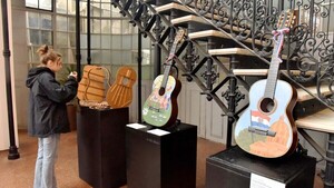 Guarania se transforma en arte visual sobre guitarras