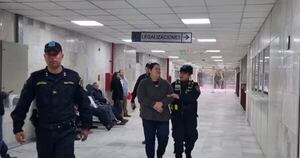 La Nación / Esposada y con escolta policial, intendenta liberal de Valenzuela llegó a tribunales