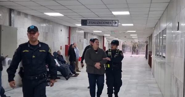La Nación / Esposada y con escolta policial, intendenta liberal de Valenzuela llegó a tribunales