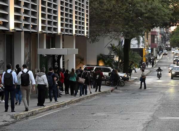 Reforma del transporte público: pasajeros apoyan servicio imprescindible de buses - Economía - ABC Color