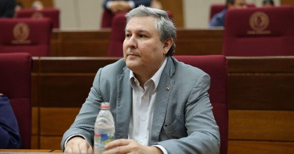 La oposición cruza a Leite por la foto con Trump y lo acusa de "genuflexo, hurrero y servil"