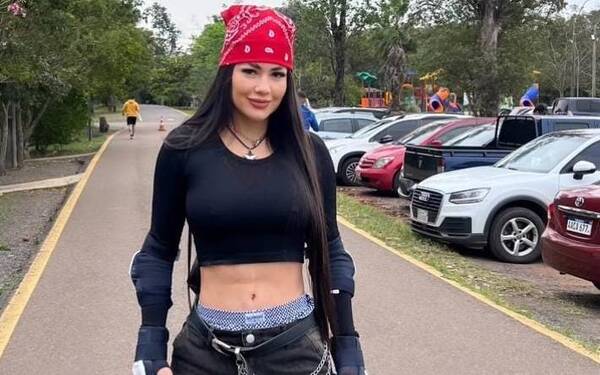 ¡Laurys se puso el calzoncillo de su hermano y se fue a patinar!