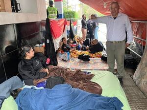 Agentes penitenciarios inician huelga y acampan frente al Ministerio de Justicia - Policiales - ABC Color