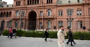 La Nación / Derrumbe de acciones y del peso tras revés electoral de Milei en Argentina
