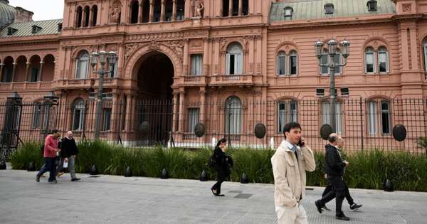 La Nación / Derrumbe de acciones y del peso tras revés electoral de Milei en Argentina