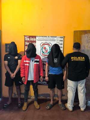 Policía desarticula banda dedicada al robo de vehículos - Policiales - ABC Color