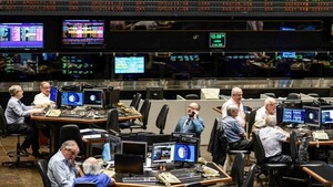 Derrumbe de acciones y del peso tras revés electoral de Milei en Argentina
