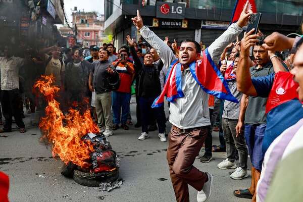 Manifestantes incendian residencia del primer ministro de Nepal - Mundo - ABC Color