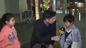 Niños peruanos con sangre guaraní recibieron emocionados a jugadores de la Albirroja