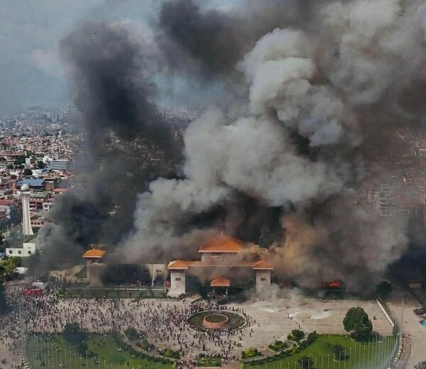 Manifestantes incendiaron el Parlamento y casas de políticos en Nepal