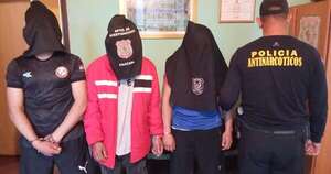 La Nación / Detienen a tres hombres que serían integrantes de una banda de robacoches
