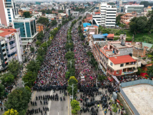 Revuelta juvenil derriba gobierno entero en Nepal