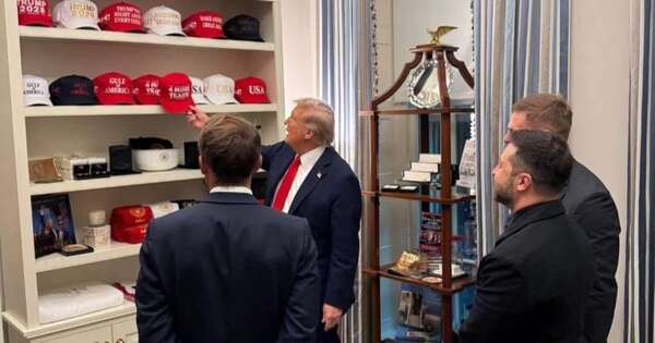 Diario HOY | La historia detrás del quepis de Trump, entregado a cada embajador que lo visitó